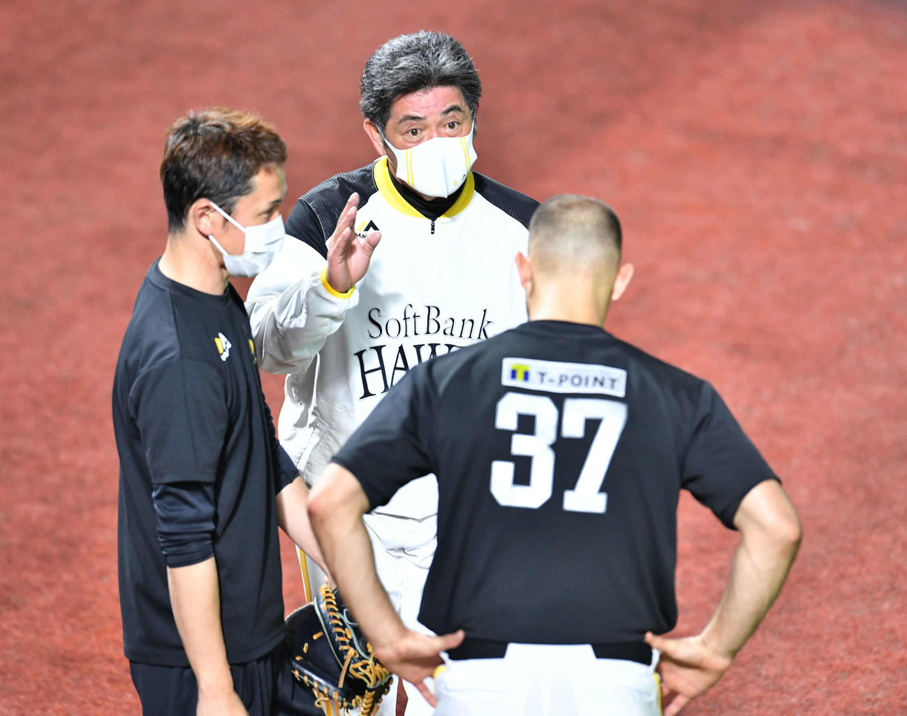 ソフトバンク対西武　マルティネス（右）と話す工藤公康監督（撮影・岩下翔太）