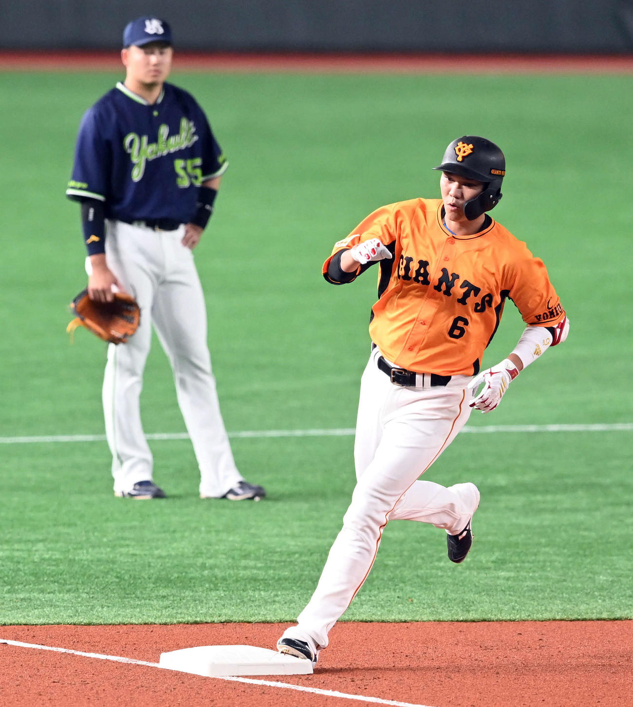 巨人対ヤクルト　1回裏巨人1死、先制の本塁打を放った坂本。後方は三塁手村上（撮影・たえ見朱実）