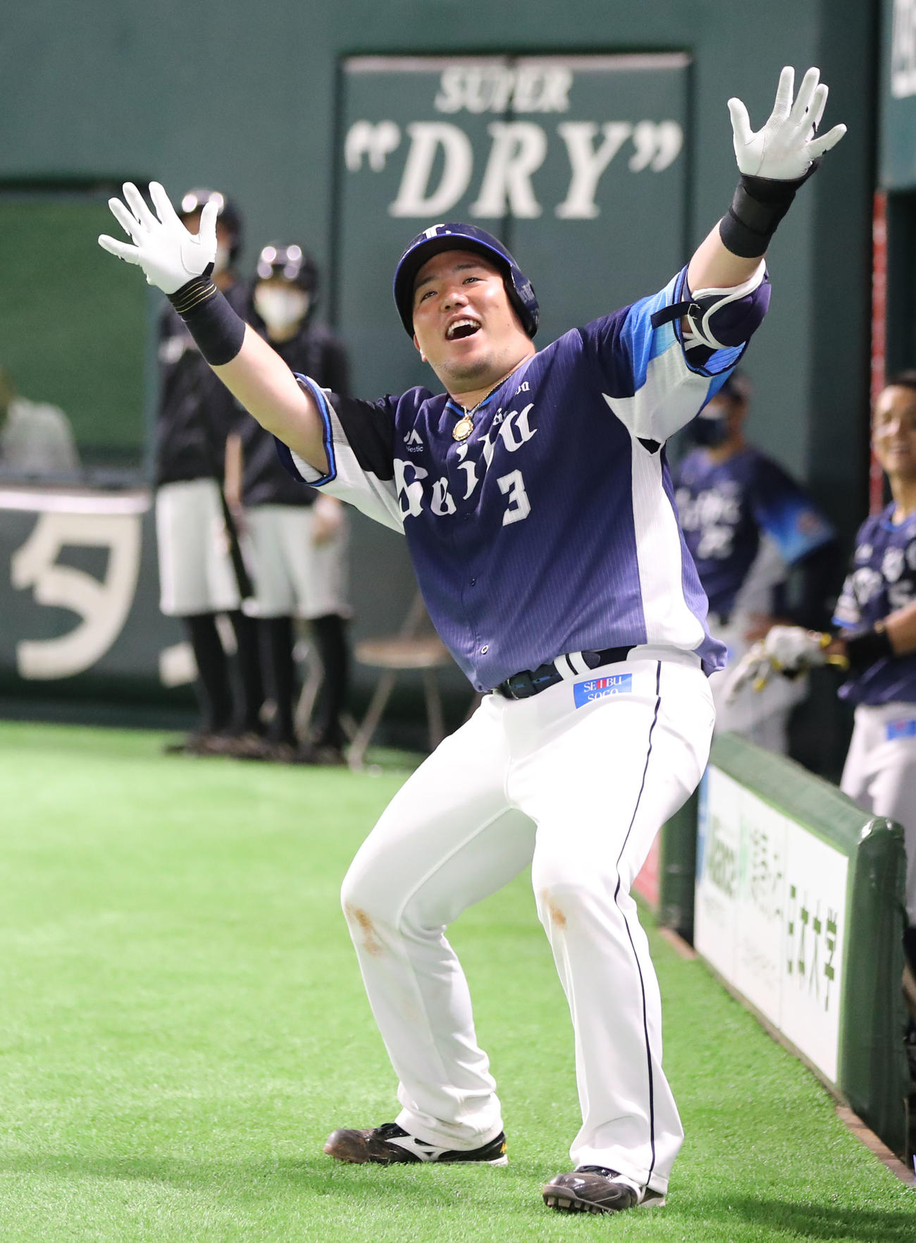 4回表西武2死、山川穂高は左越えの本塁打を放ちどすこいポーズをする（撮影・屋方直哉）