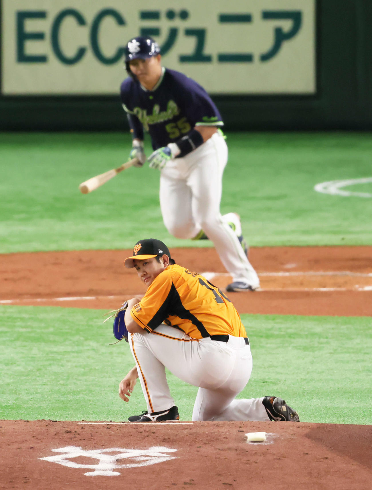 巨人対ヤクルト　2回表ヤクルト無死、村上（後方）に中前打を許ししゃがみ込む菅野（撮影・足立雅史）