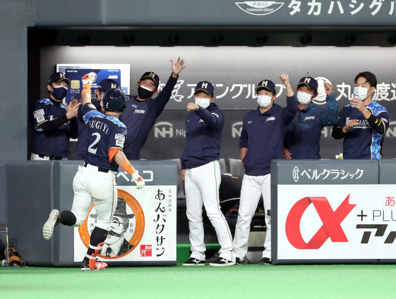 日本ハム対楽天　3回裏日本ハム2死、杉谷（左手前）は先制となる右越え本塁打を放ちチームメートに出迎えられる。中央は栗山監督（撮影・佐藤翔太）