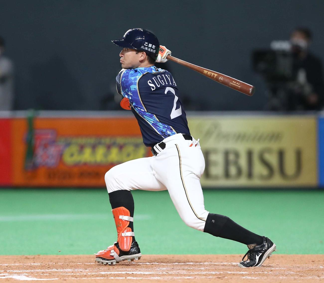 日本ハム対楽天　3回裏日本ハム2死、右越え本塁打を放つ杉谷（撮影・黒川智章）