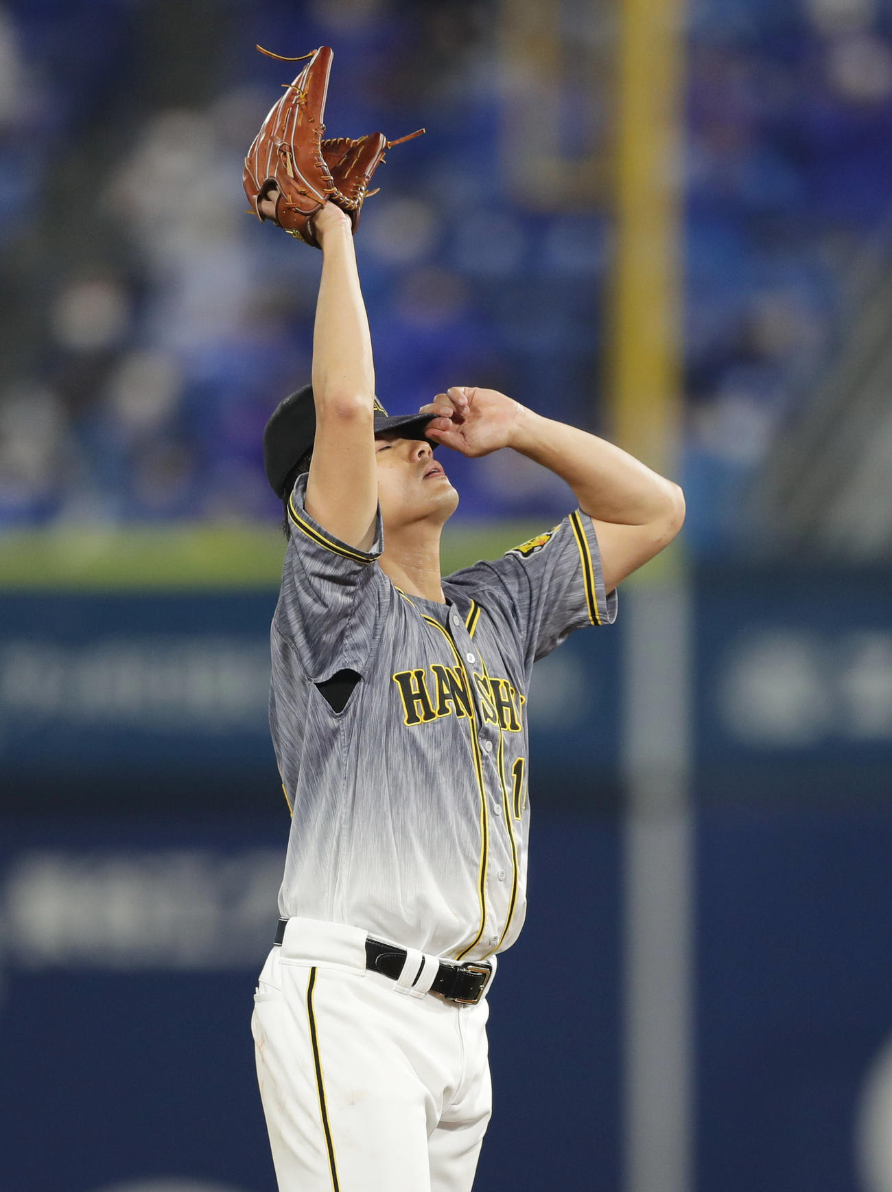 DeNA対阪神　4回裏DeNA1死一、三塁、代打山下に適時打を浴びたところで降板となるチェン（右）（撮影・前田充）