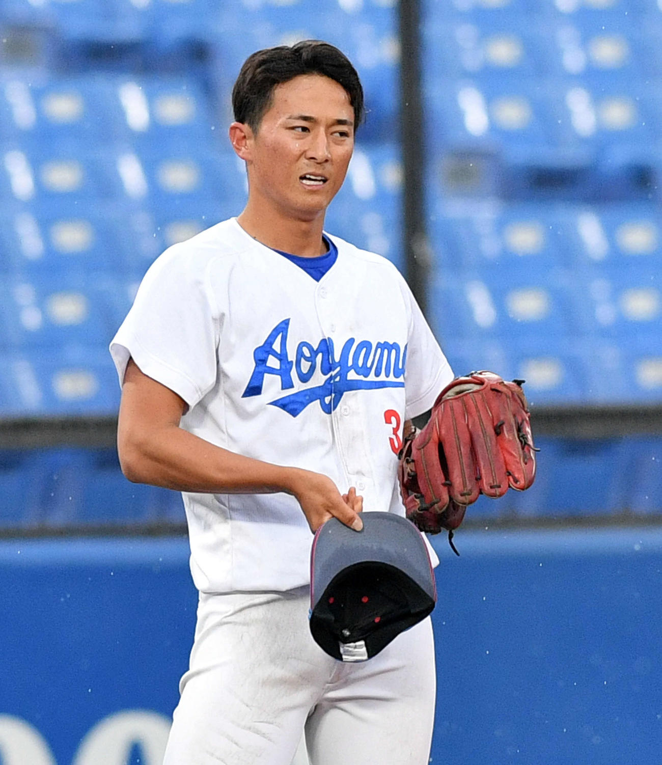 青学大対駒大　8回表青学大2死二塁、中飛に倒れる悔しげな表情の佐々木（撮影・滝沢徹郎）