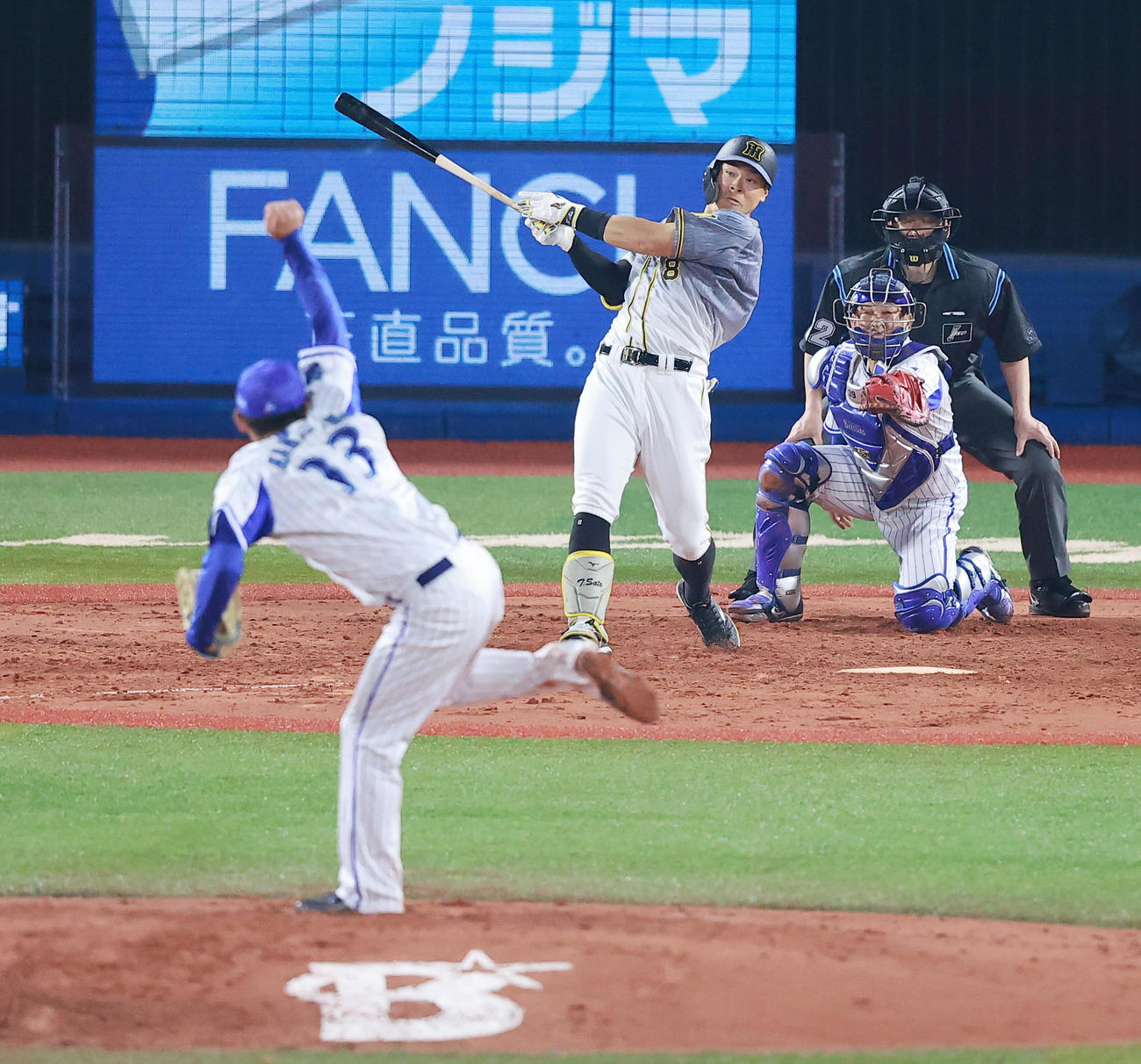 DeNA対阪神　4回表阪神無死、中川から右越え本塁打を放つ佐藤輝明（撮影・野上伸悟）