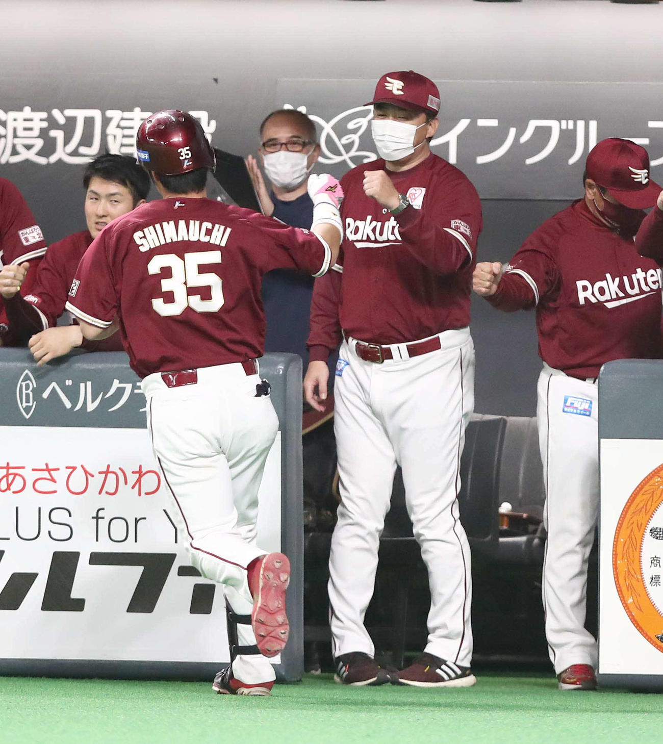日本ハム対楽天　4回表楽天無死、中越え本塁打を放った島内を出迎える石井GM兼監督（撮影・黒川智章）