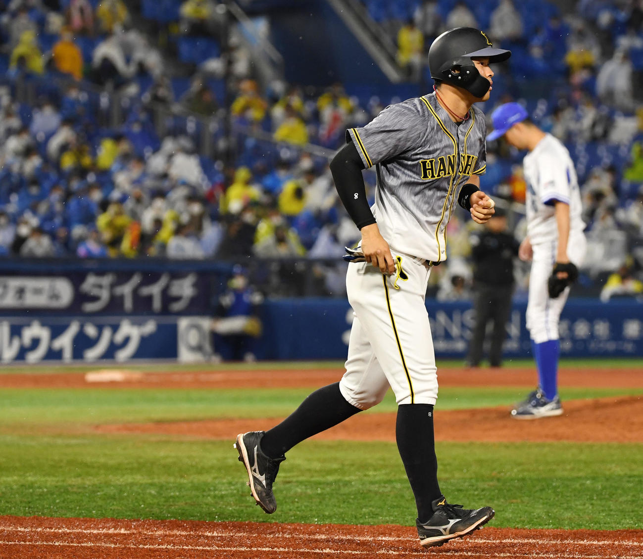 DeNA対阪神　7回表阪神1死二塁、申告敬遠を受け一塁へ向かう佐藤輝（撮影・横山健太）