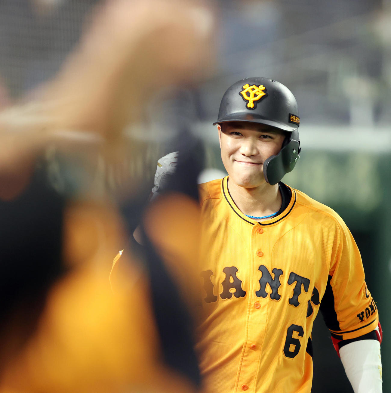 巨人対ヤクルト　1回裏巨人1死、先制ソロ本塁打を放つ坂本（撮影・狩俣裕三）