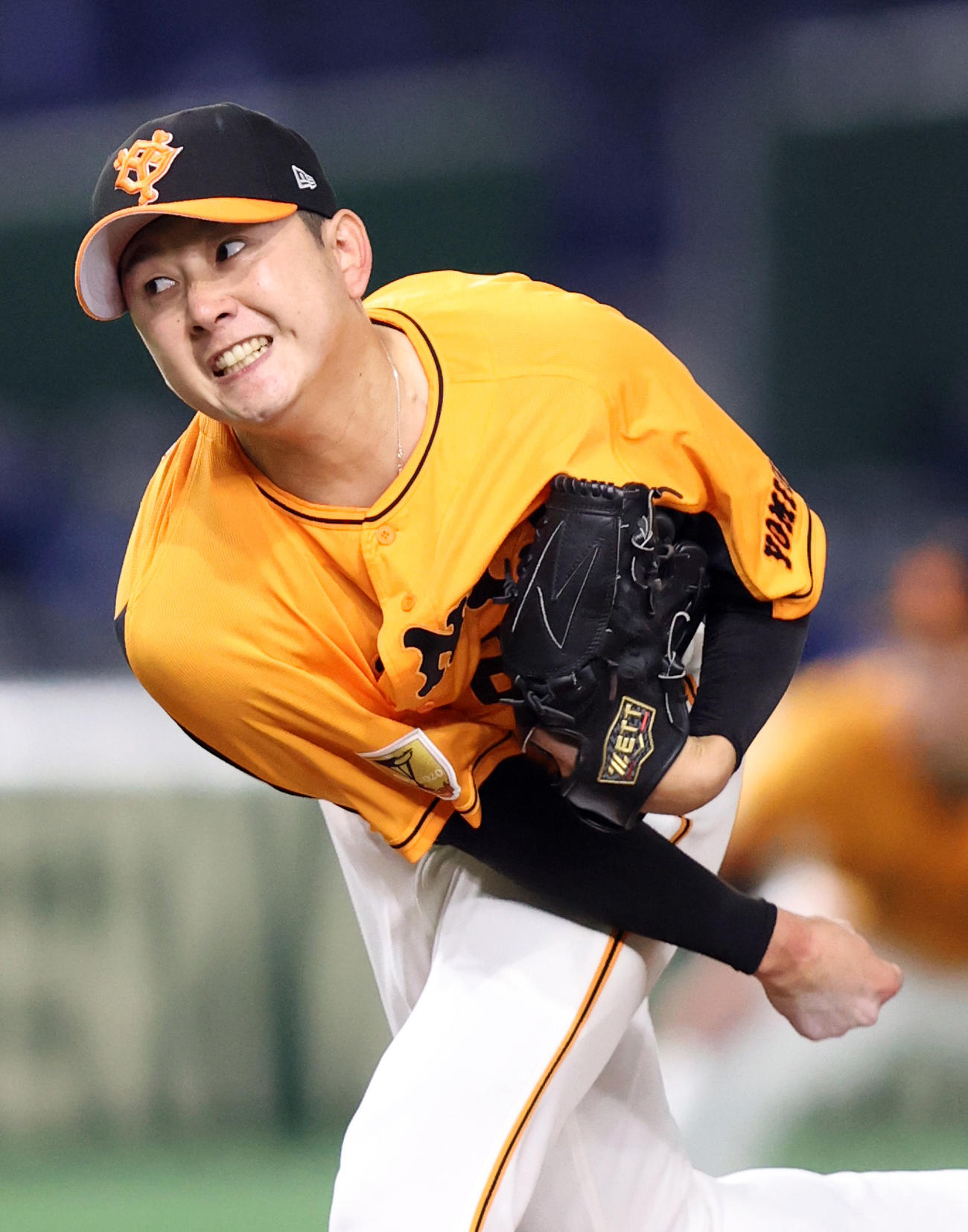 巨人対ヤクルト　5回表から登板する野上（撮影・狩俣裕三）