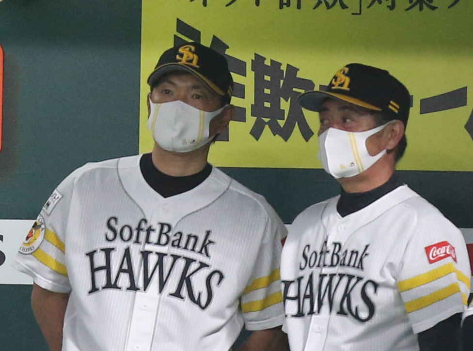 ソフトバンク対西武　7回裏ソフトバンク、小久保ヘッドコーチ（左）と話す工藤監督（撮影・屋方直哉）