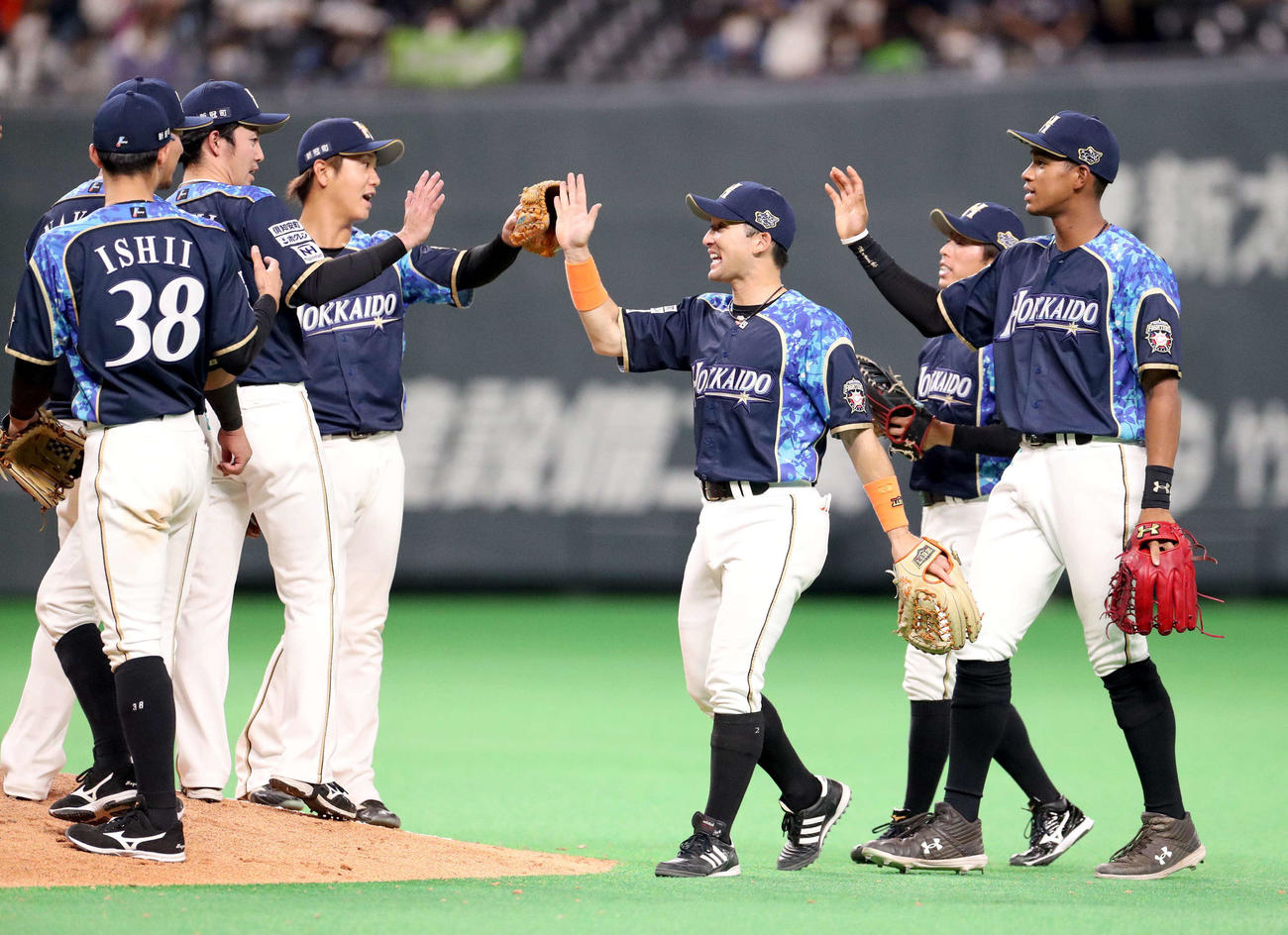 日本ハム対楽天　試合終了後、笑顔でチームメートと喜び合う日本ハム杉谷（中央）（撮影・佐藤翔太）