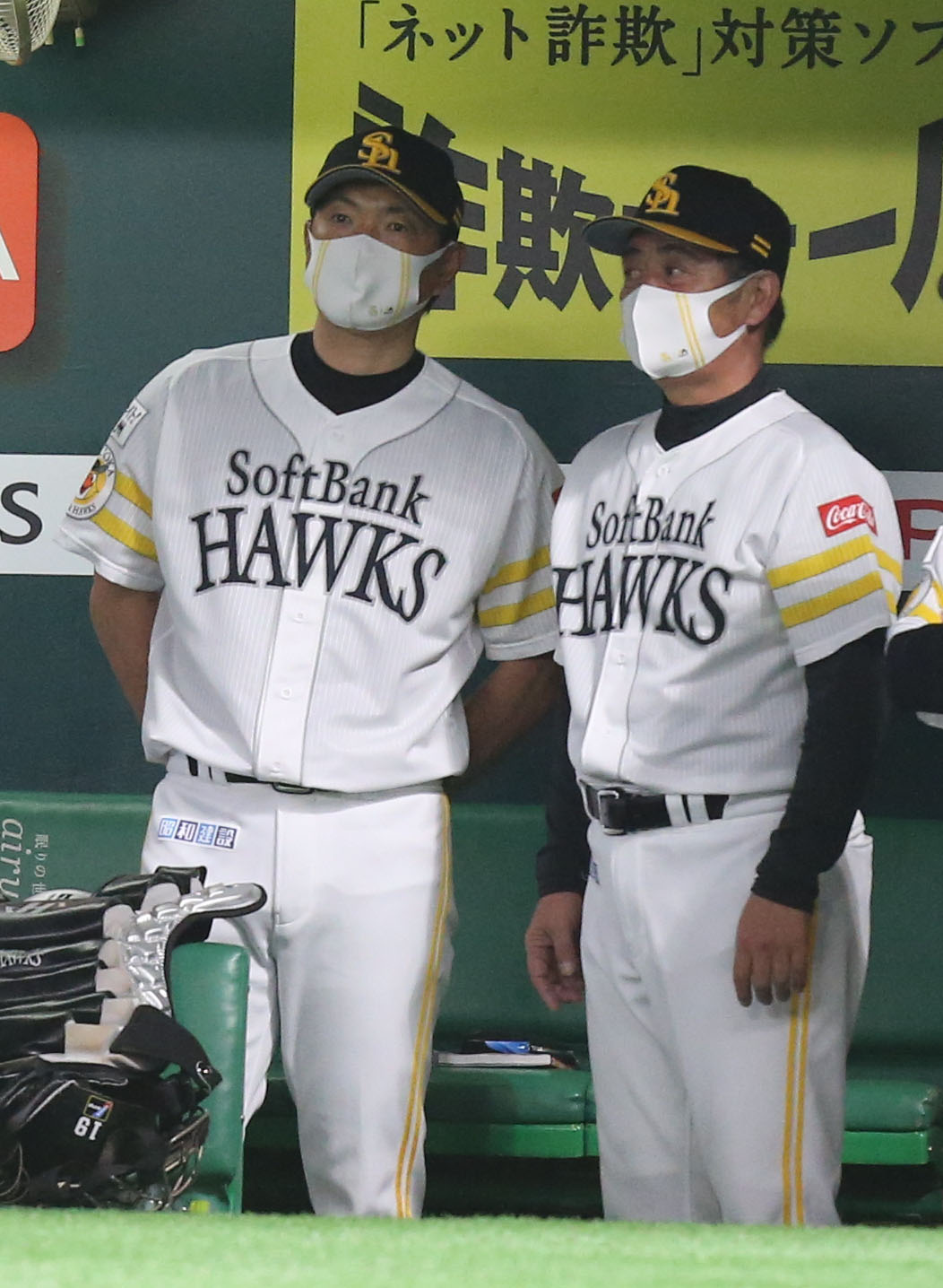 ソフトバンク対西武　7回裏ソフトバンク、小久保ヘッドコーチ（左）と話す工藤監督（撮影・屋方直哉）