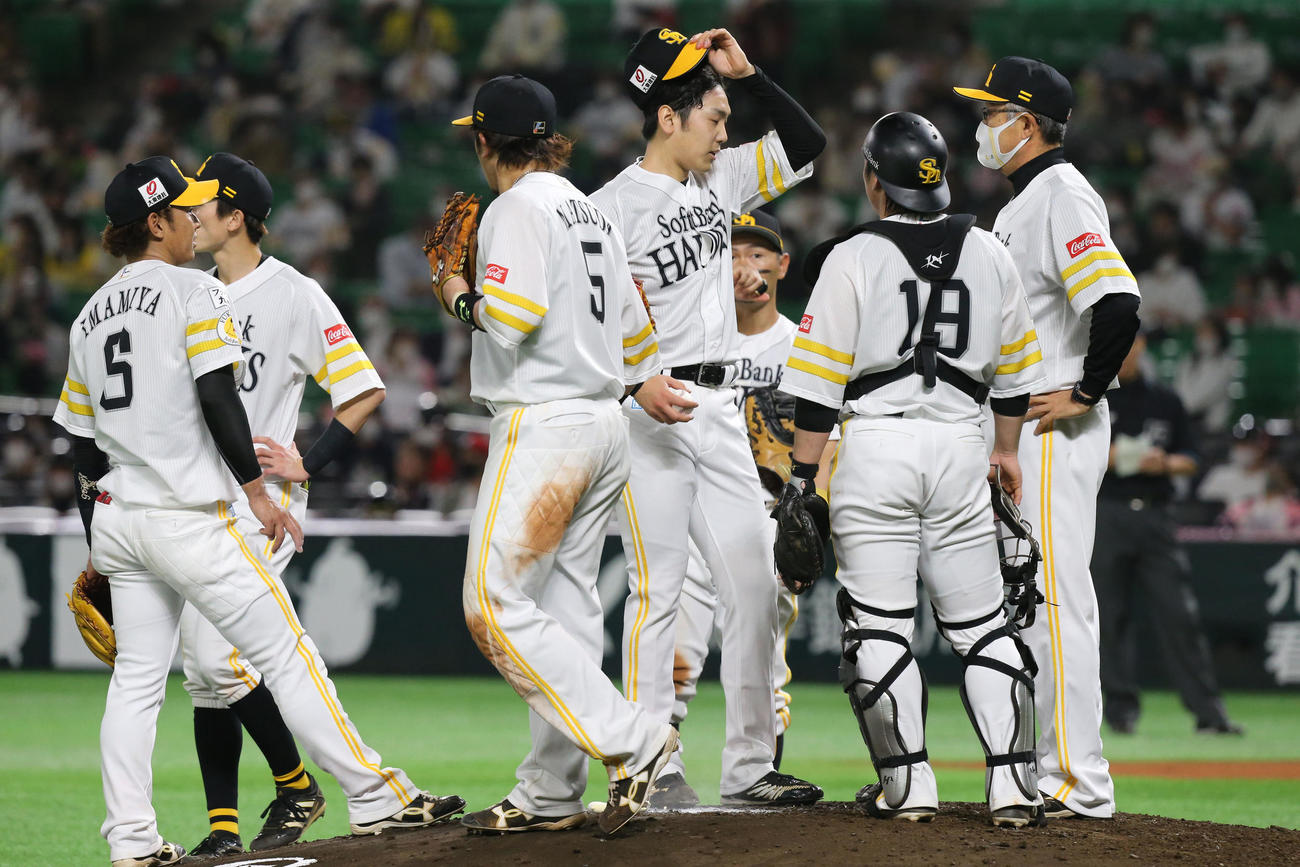 ソフトバンク対西武　7回裏ソフトバンク無死一塁、石川を激励するソフトバンクナイン（撮影・屋方直哉）