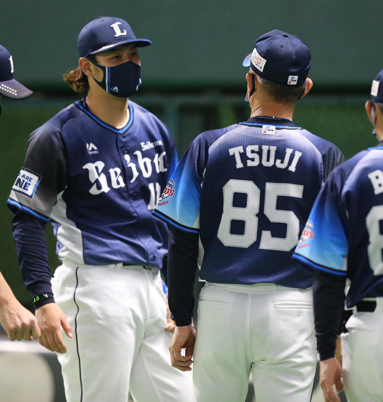 ソフトバンク対西武　試合終了後、辻監督と話す高橋光成（撮影・屋方直哉）
