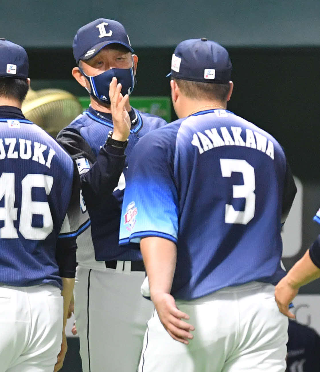 ソフトバンク対西武　ソフトバンクと引き分け、山川（右）らナインとエアタッチを交わす辻監督（撮影・岩下翔太）