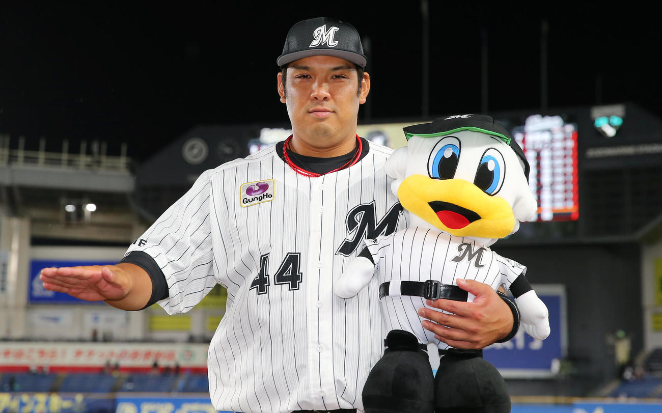 ロッテ対オリックス　オリックスに勝ちお立ち台に上がったロッテ井上は「ごっちゃし」で写真に納まる（撮影・垰建太）