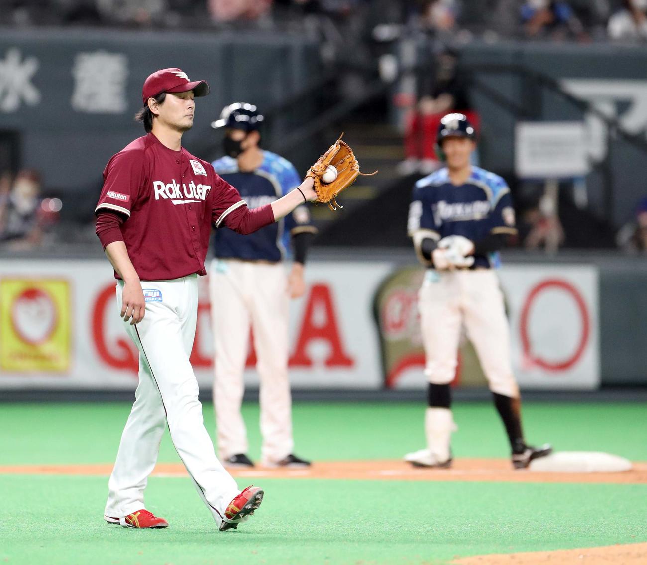 日本ハム対楽天　6回裏日本ハム2死二、三塁、石井（右奥）に適時三塁打を打たれる楽天涌井（撮影・佐藤翔太）