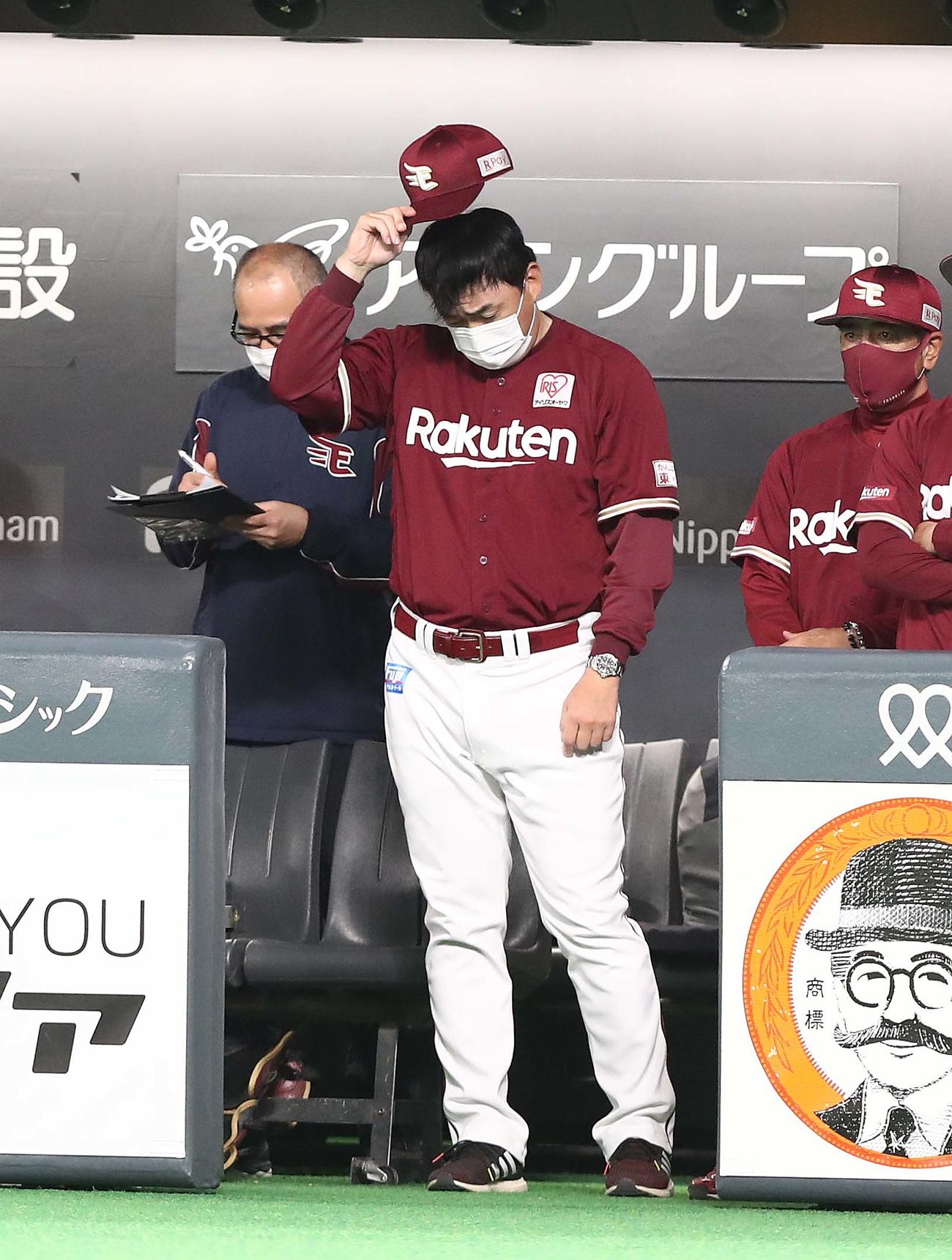 日本ハム対楽天　ベンチで渋い表情の石井GM兼監督（撮影・黒川智章）