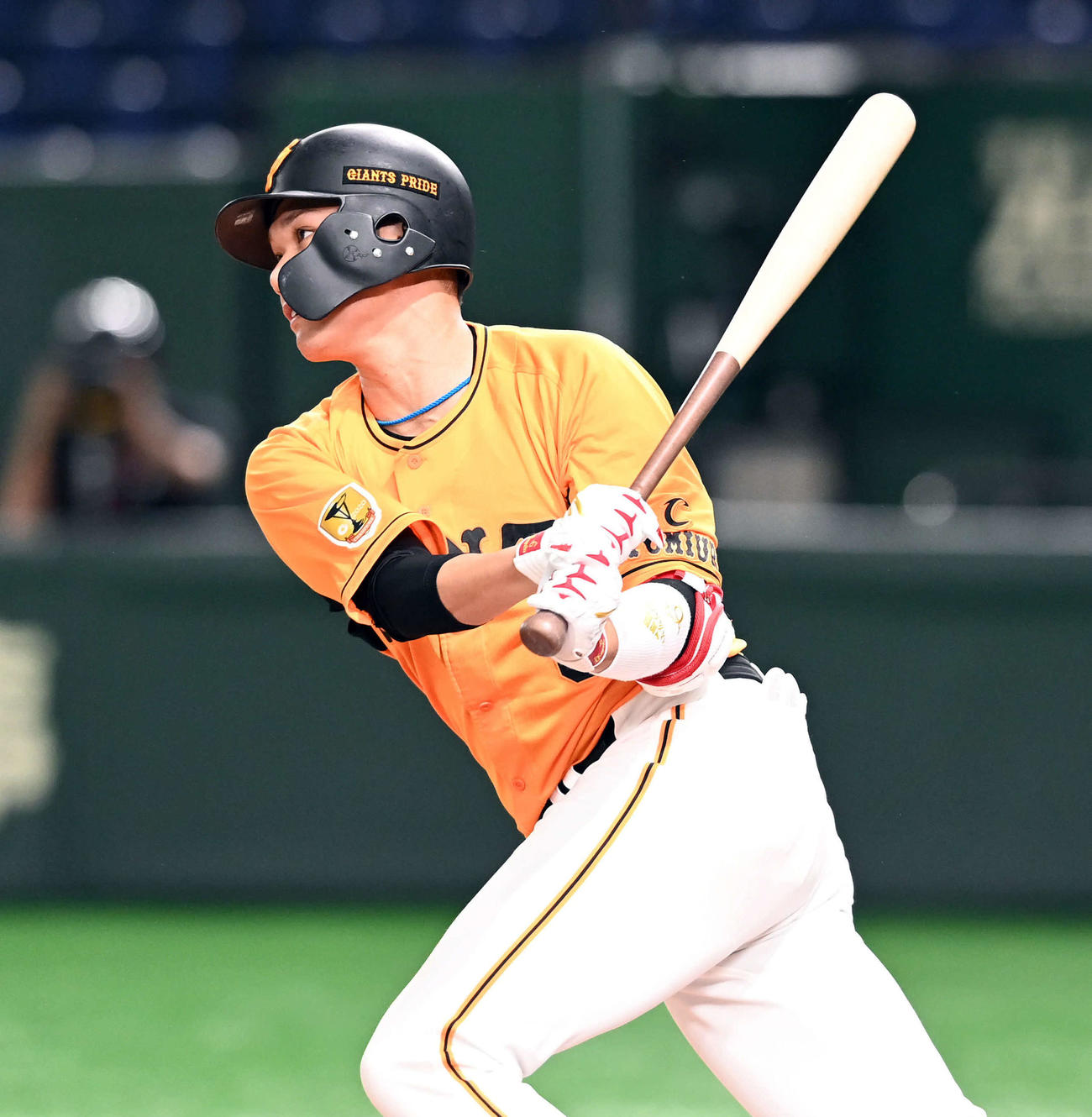 巨人対ヤクルト　3回裏巨人無死一塁、左前に安打を放つ坂本（撮影・たえ見朱実）