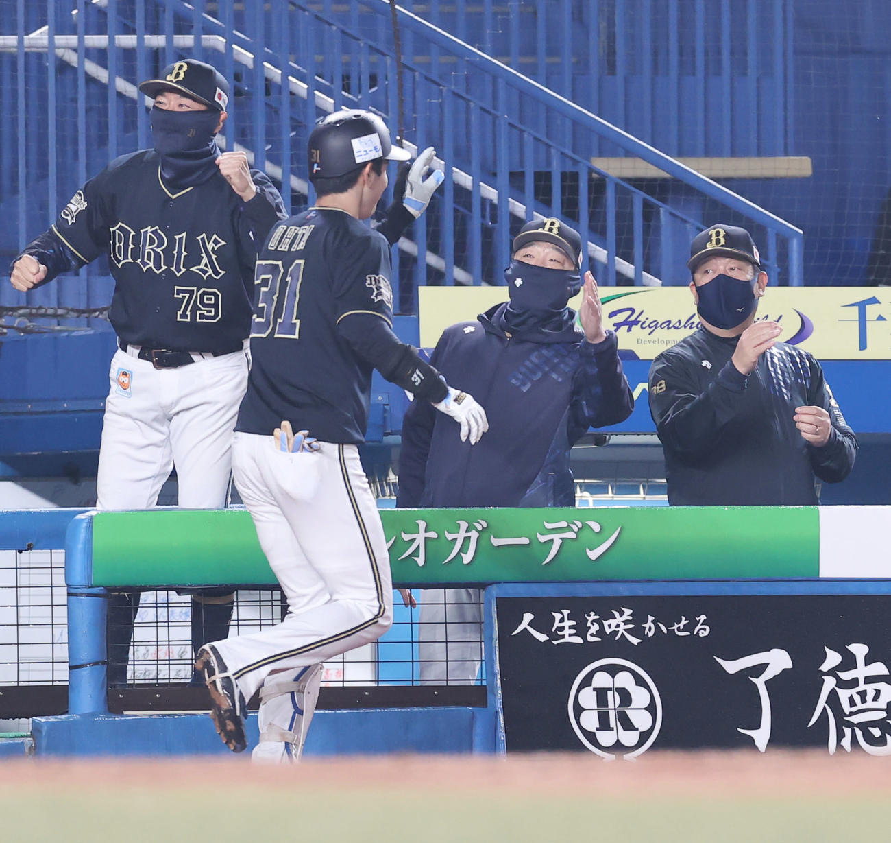 ロッテ対オリックス　5回表オリックス2死一、二塁、3点本塁打を放った太田（左から2人目）を出迎える中嶋監督（中央）（撮影・垰建太）