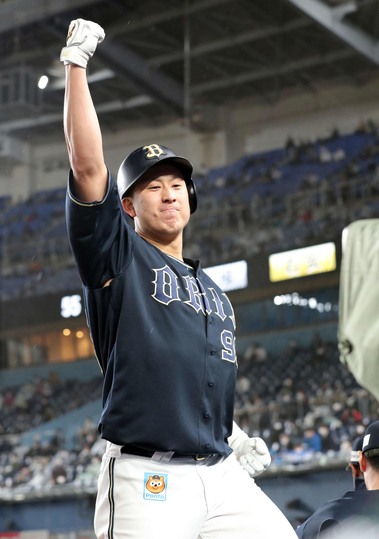 ロッテ対オリックス　9回表オリックス1死、左中間にソロ本塁打を放ちポーズを決める杉本（撮影・垰建太）