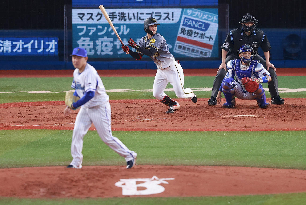 DeNA対阪神　3回表阪神無死、中川から左前打を放つ中野（撮影・野上伸悟）