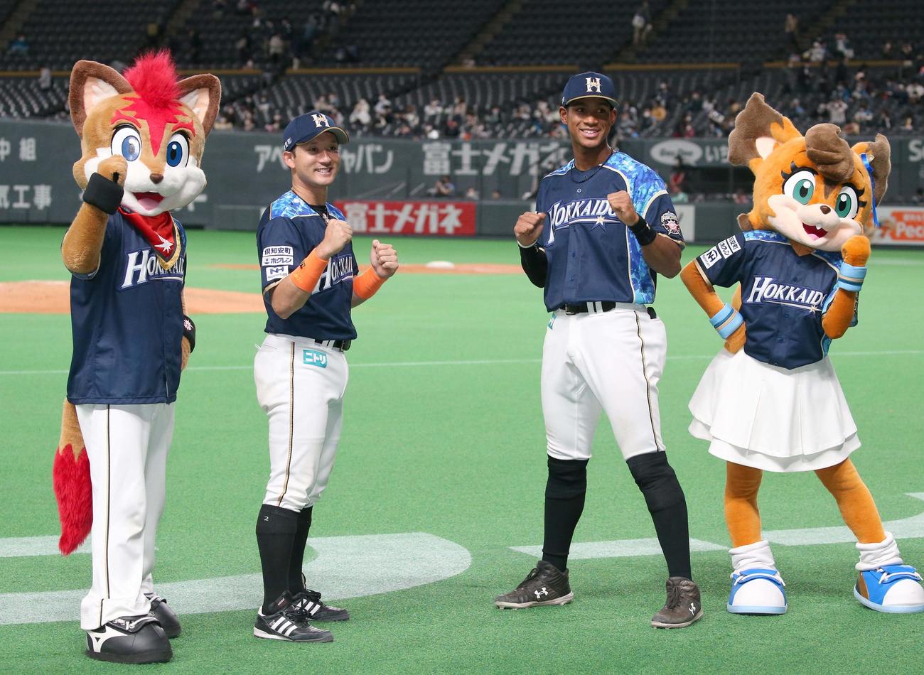 日本ハム対楽天　試合後、ファイティングポーズの杉谷（左）と万波（撮影・黒川智章）