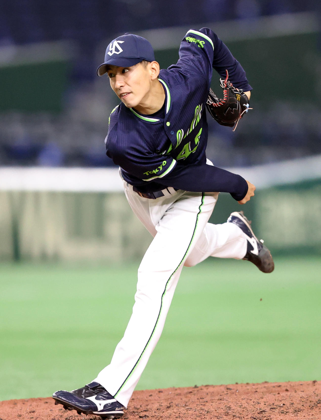 巨人対ヤクルト　5回裏から登板する金久保（撮影・狩俣裕三）