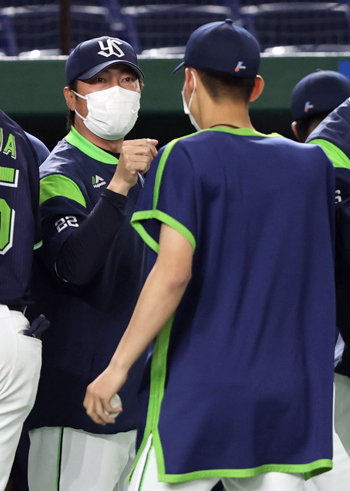 巨人対ヤクルト　試合後、金久保（右）を迎える高津監督（撮影・狩俣裕三）
