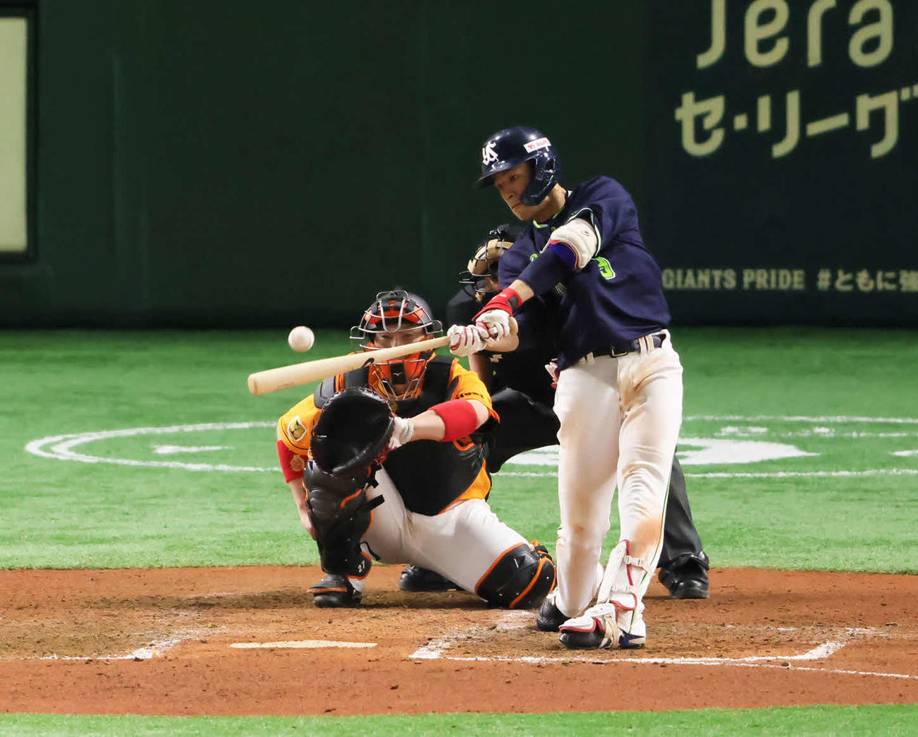 巨人対ヤクルト　8回表ヤクルト1死、左越え本塁打を放つ塩見。投手中川（撮影・足立雅史）