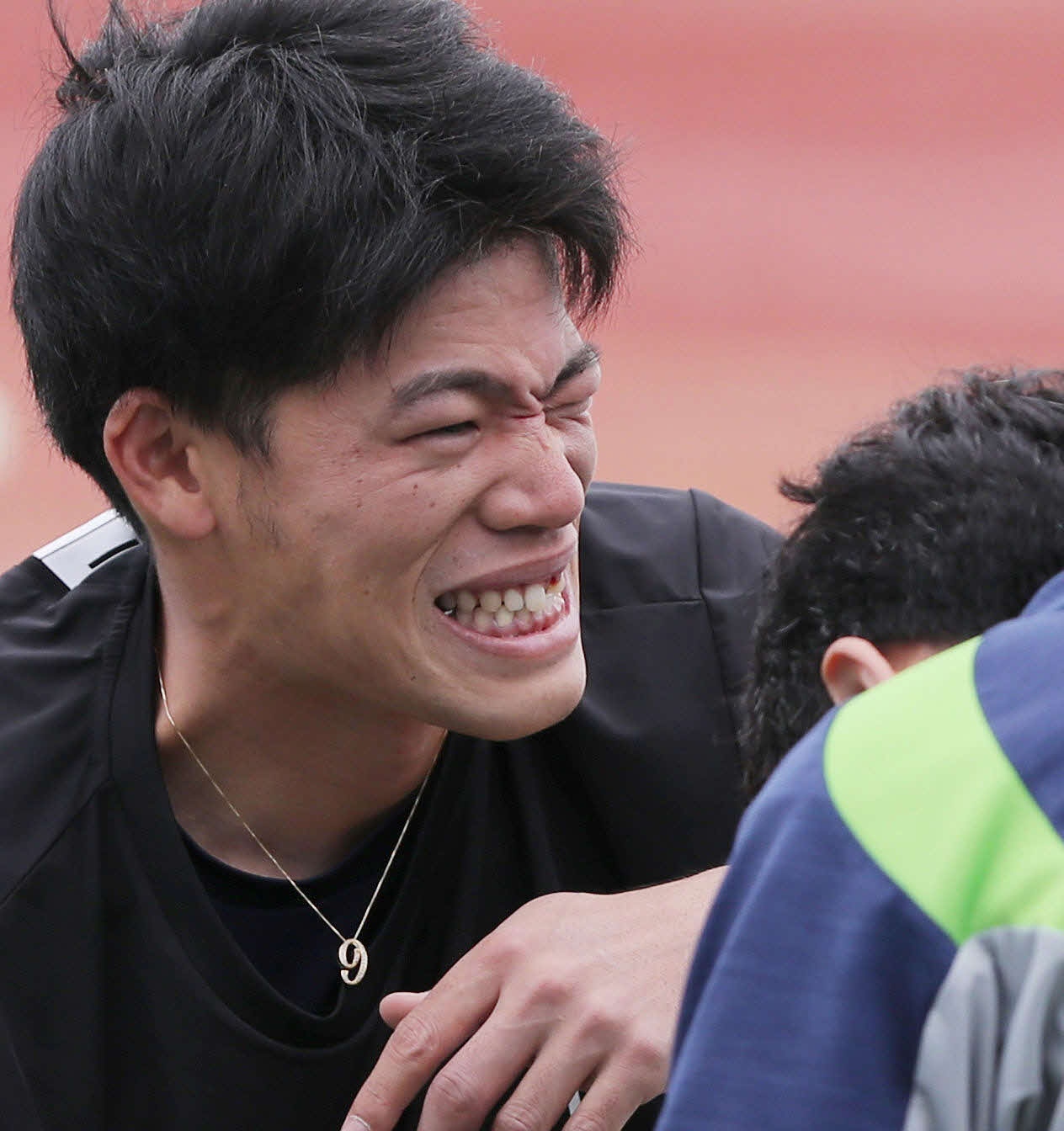 5日、阪神戦の試合前練習でメディシンボールが顔面を直撃して歯が欠けて痛がるヤクルト塩見