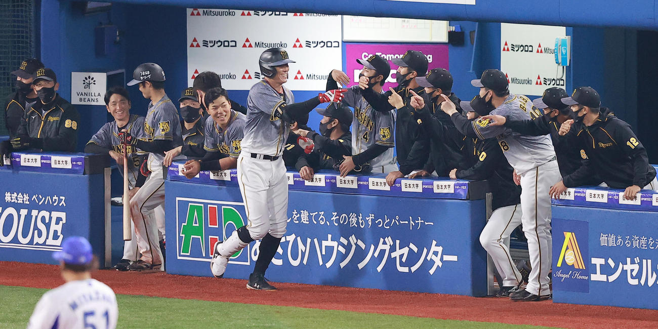 DeNA対阪神　6回表阪神2死、左中間本塁打を放ちベンチに迎えられる糸井（撮影・野上伸悟）