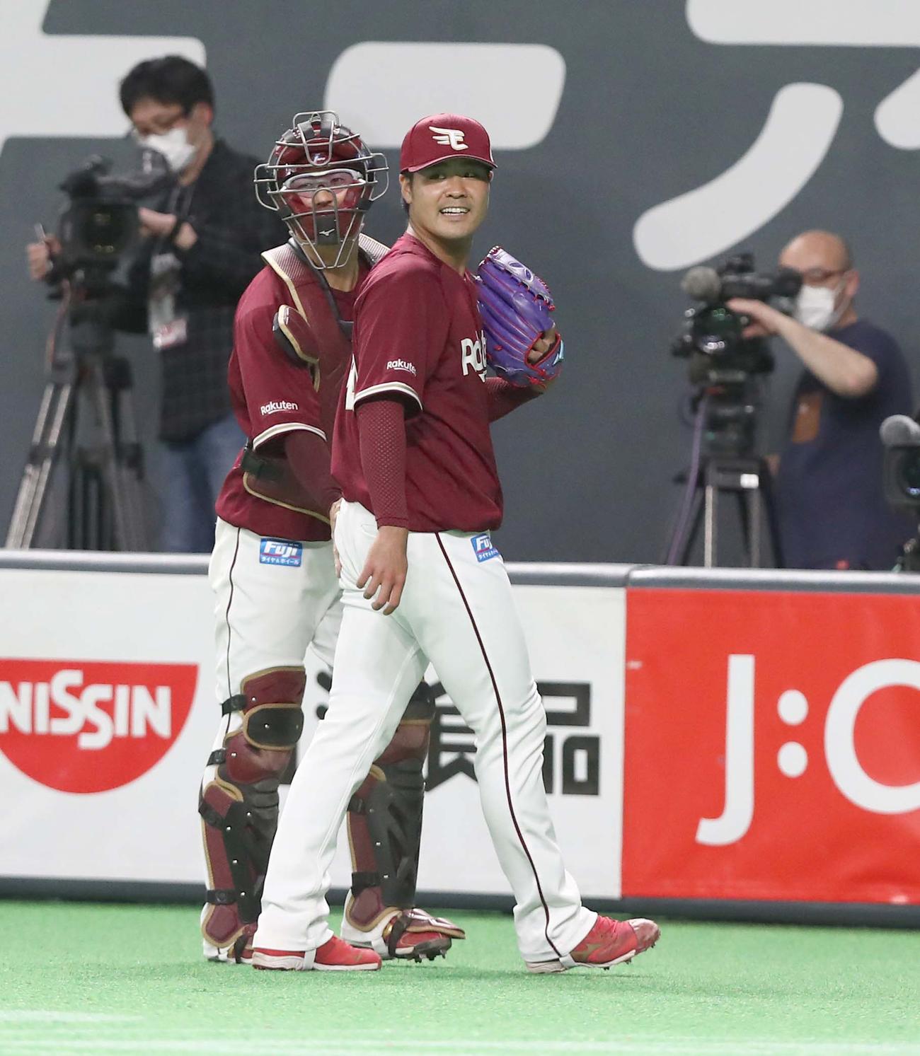 日本ハム対楽天　8回に登板し無失点に抑え笑顔の内間（右）（撮影・黒川智章）