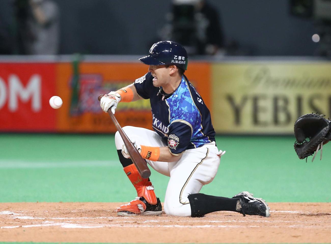 日本ハム対楽天　5回裏日本ハム1死三塁、スクイズを決める杉谷（撮影・黒川智章）