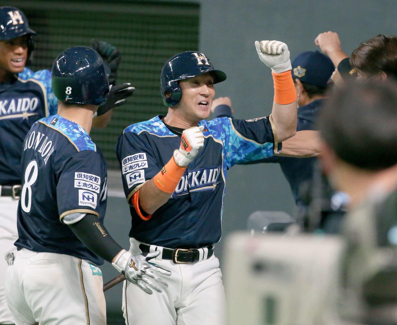 日本ハム対楽天　5回にスクイズを決めた杉谷はナインに出迎えられ笑顔（撮影・黒川智章）
