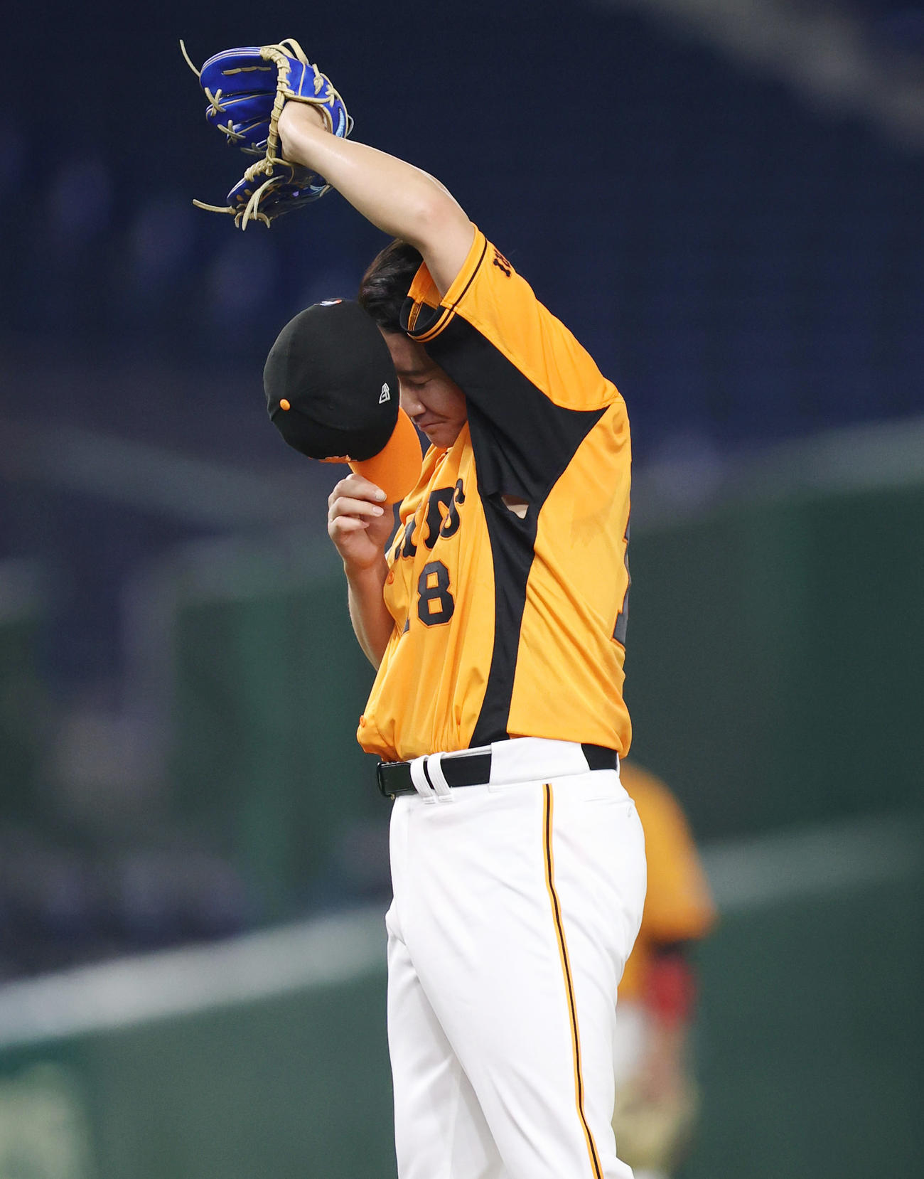 巨人対ヤクルト　4回表途中、マウンドで汗をぬぐう菅野（撮影・狩俣裕三）