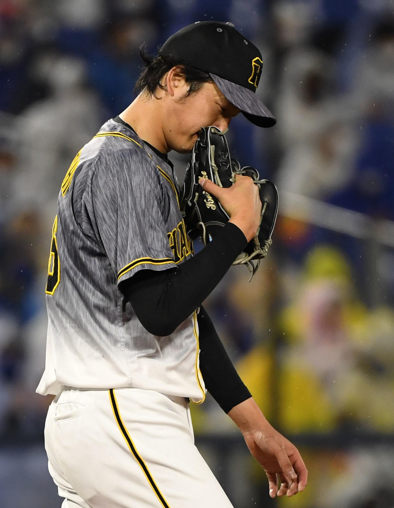 DeNA対阪神　7回裏DeNA1死一、二塁、宮崎に右越え適時二塁打を浴び肩を落とす小林（撮影・横山健太）