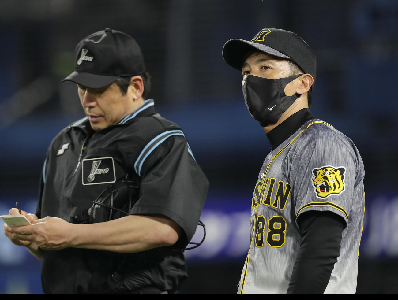 DeNA対阪神　8回、選手交代を告げる阪神矢野監督（撮影・前田充）