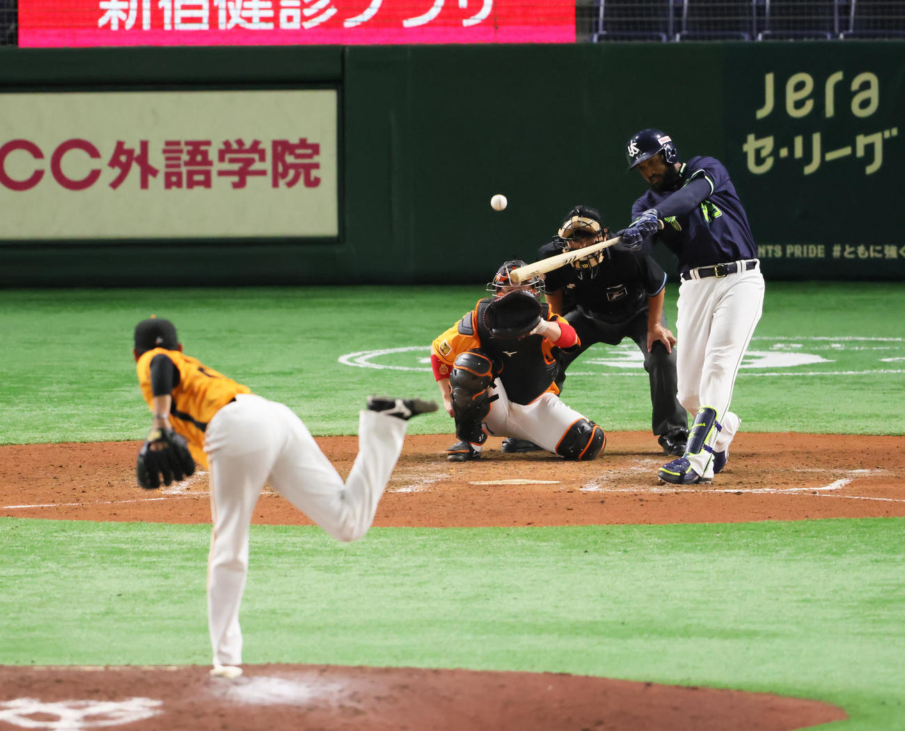 巨人対ヤクルト　9回表ヤクルト無死、サンタナは中越え本塁打を放つ。投手井納（撮影・足立雅史）