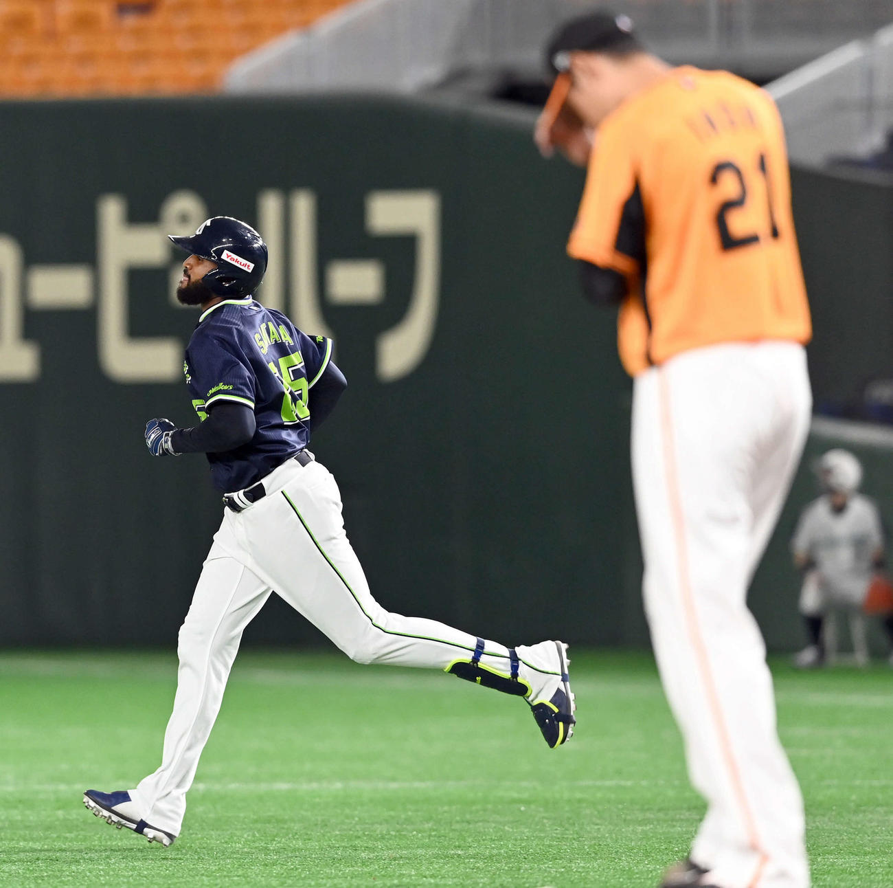 巨人対ヤクルト　9回表ヤクルト無死、井納からソロ本塁打を放ったサンタナ（撮影・たえ見朱実）
