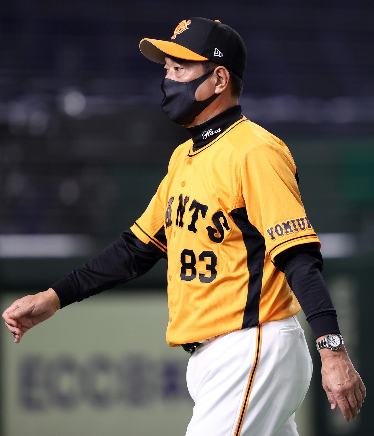 巨人対ヤクルト　8回表途中、ぶぜんとした表情で選手の交代を告げる原監督（撮影・狩俣裕三）