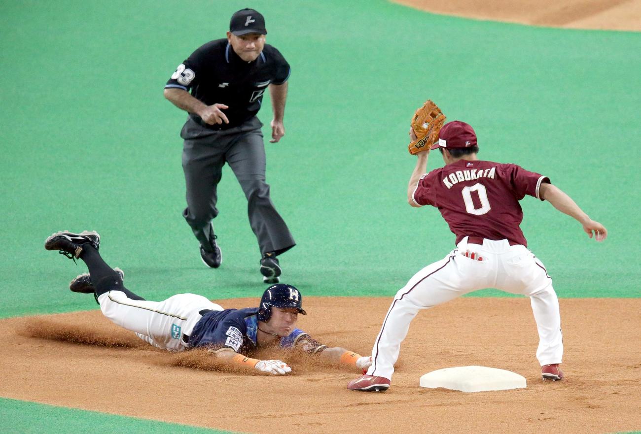 日本ハム対楽天　1回裏日本ハム1死一塁、杉谷は盗塁を決める（撮影・佐藤翔太）
