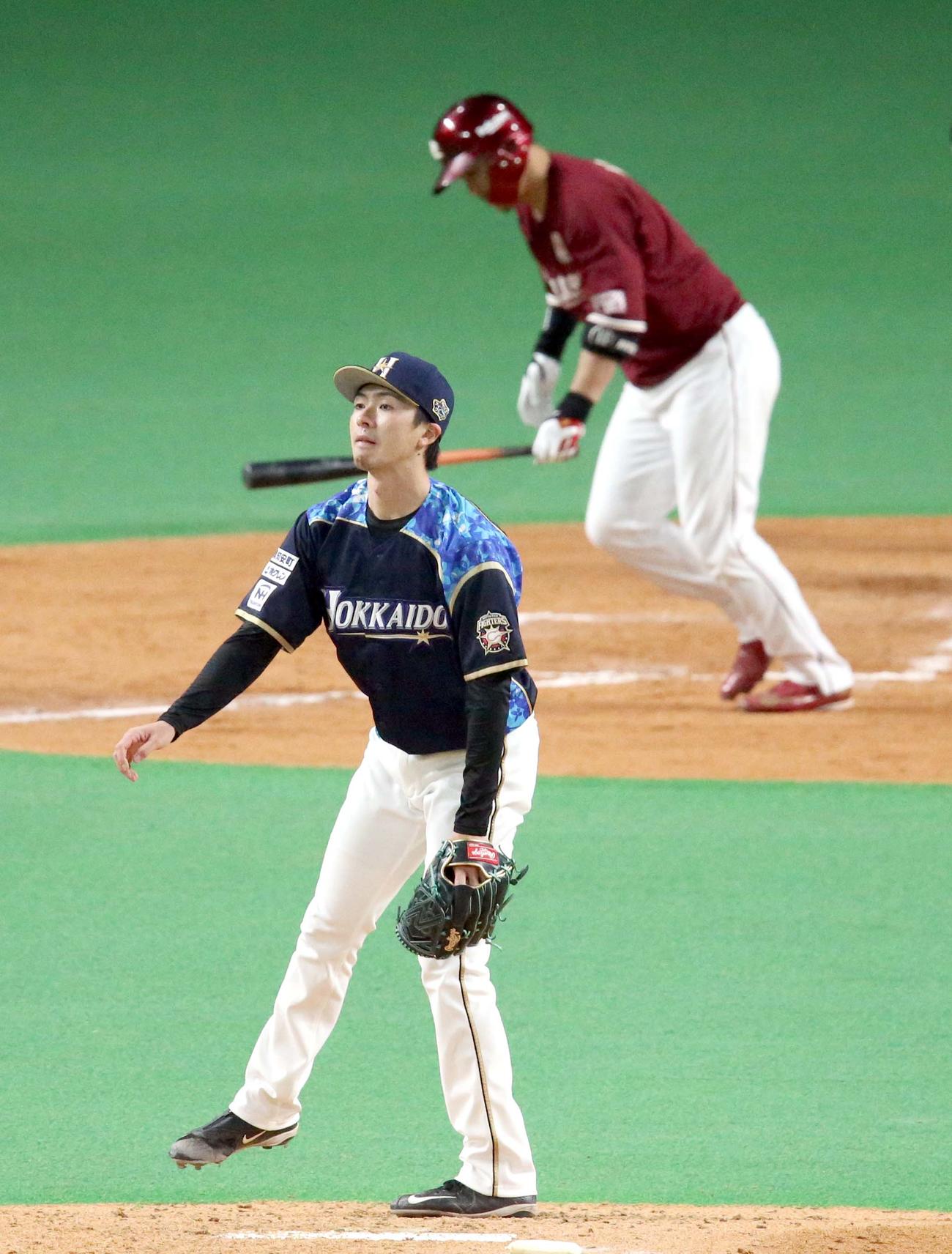 日本ハム対楽天　4回表楽天1死、浅村を右飛に仕留める日本ハム上沢（撮影・佐藤翔太）