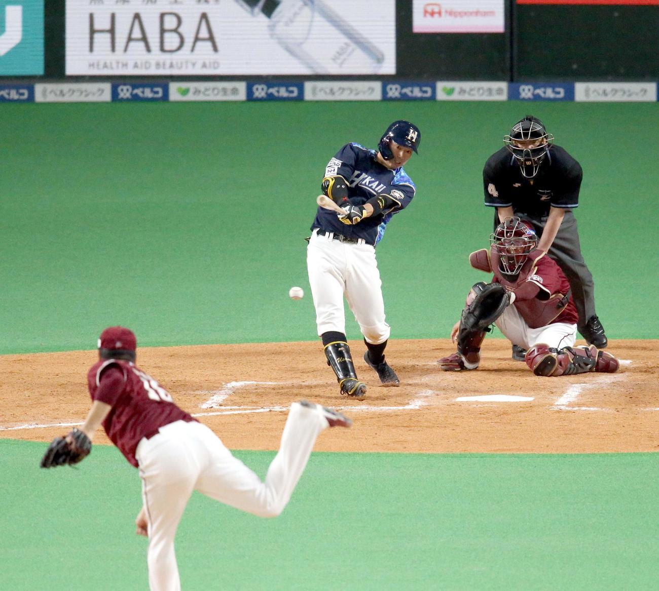 日本ハム対楽天　4回裏日本ハム2死満塁、宇佐見は右前適時打を放つ。投手は楽天田中将（撮影・佐藤翔太）