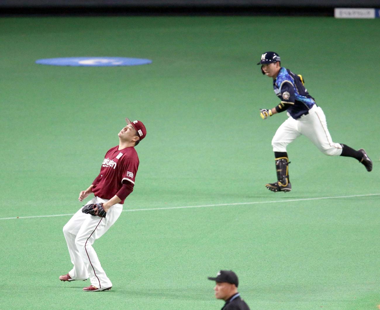 日本ハム対楽天　4回裏日本ハム2死満塁、宇佐見（右奥）に右前適時打を打たれ天を仰ぐ楽天田中将（撮影・佐藤翔太）