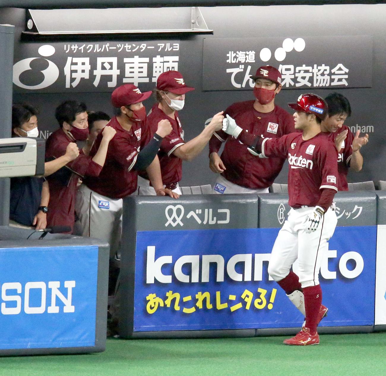 日本ハム対楽天　5回表楽天無死、茂木（右手前）は右越え本塁打を放ちチームメートに出迎えられる（撮影・佐藤翔太）