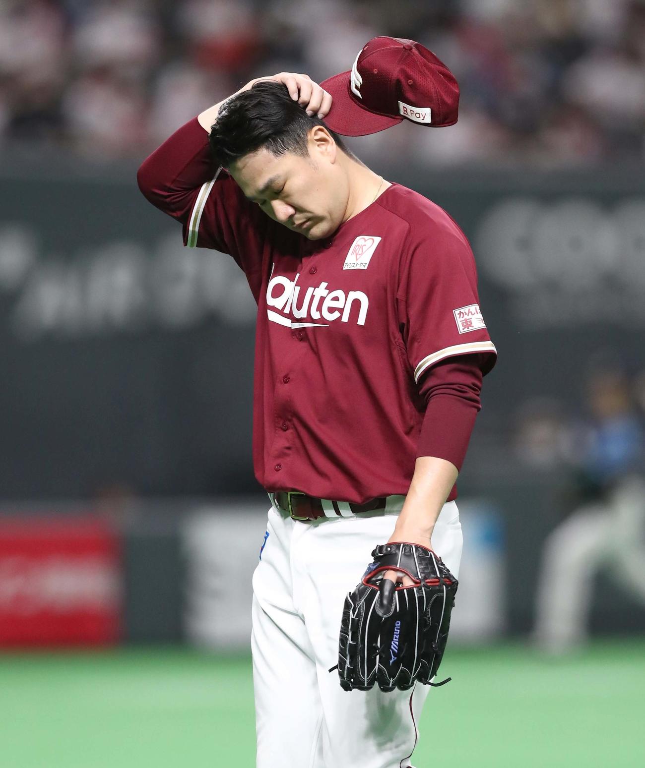 日本ハム対楽天　4回に失点し渋い表情でベンチに戻る田中将（撮影・黒川智章）