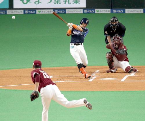 日本ハム対楽天　1回裏日本ハム1死、杉谷は右前打を放つ。投手は楽天田中将（撮影・佐藤翔太）