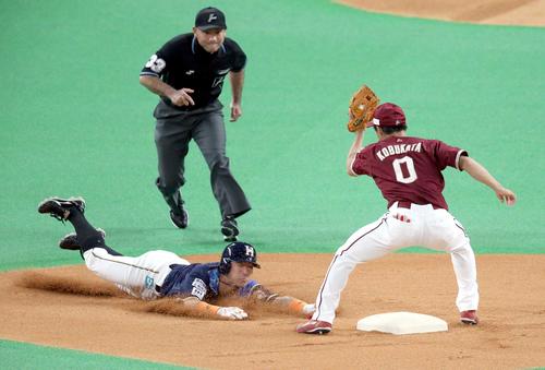 日本ハム対楽天　1回裏日本ハム1死一塁、杉谷は盗塁を決める（撮影・佐藤翔太）