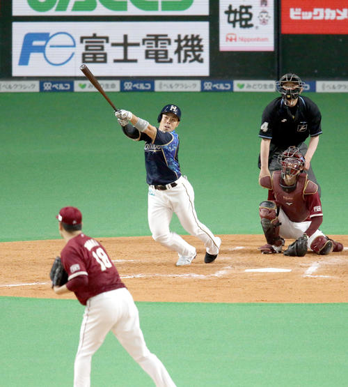 日本ハム対楽天　5回裏日本ハム1死、近藤は右越え本塁打を放つ。投手は楽天田中将（撮影・佐藤翔太）